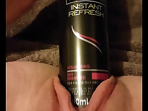 Young old bag fucks gaping twat with 6.3"_ in hairspray can