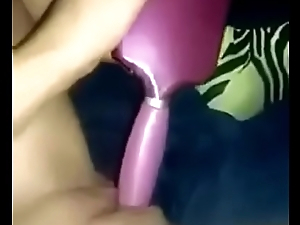 Mi amiga se mete un cepillo en su vagina