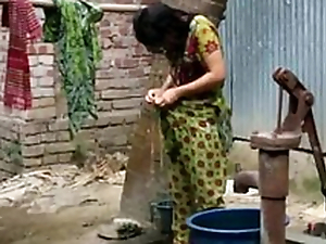 desi girl rinsing outdoor for full glaze http://zipvale.com/FfNN