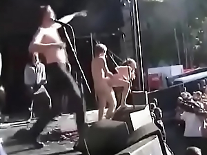 Roqueiro famoso faz sexo com fã_ not any palco durante o show