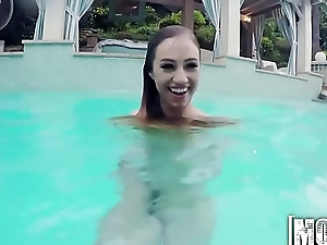Skinny Dipping GF'_s Under the sun Water BJ - Mofos.com